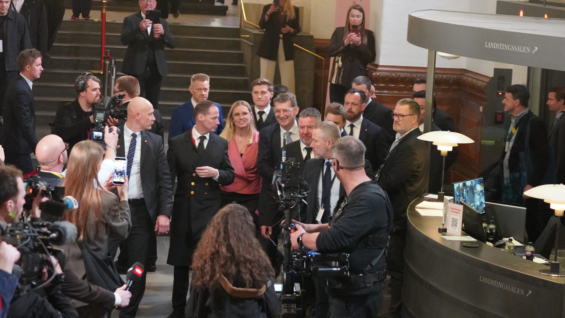 Troels Lund Poulsen og Stephanie Lose ankommer til Christiansborg