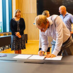 Johannes Lundsfryd underskriver ny aftale