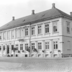 Løve Apoteket ses her i starten af 1900-tallet. Foto: Lokalhistorisk Arkiv